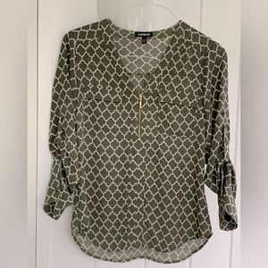 EXPRESS Women’s V-neck Portofino Shirt. Size Small